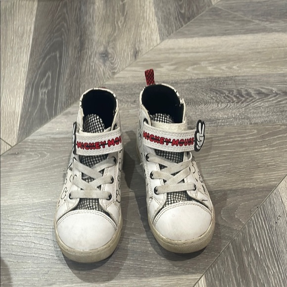 Disney Mickey Mouse White Kids Shoes - Picture 2 of 4